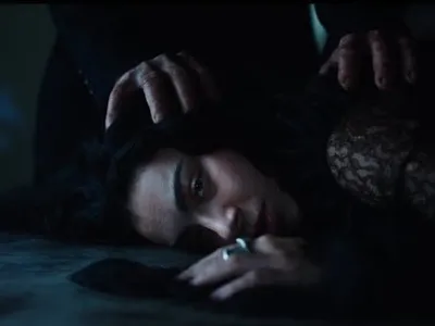 Charli XCX plonge dans le noir