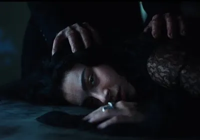 Charli XCX plonge dans le noir