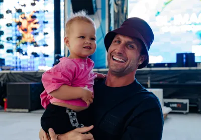 Nouveau bébé, nouveau track et sa première fille sur scène avec...