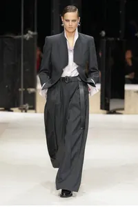 FG CHIC : Givenchy automne-hiver 2026, Sarah Burton explore la...