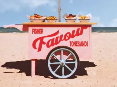 Après David Guetta, Fisher s'associe à Tones and I pour le track...