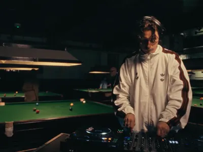 DJ Set de Barry Can't Swim dans un... club de billard, géniale...