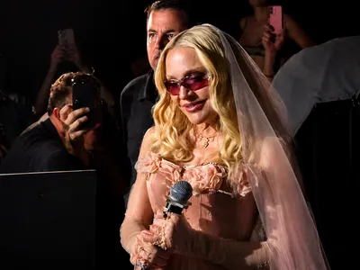 Madonna, back to the clubs