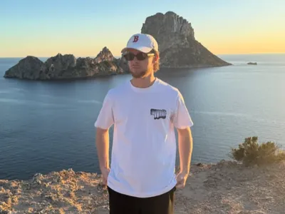 Mizmo frappe fort avec “Hello”, le titre qui séduit déjà TikTok