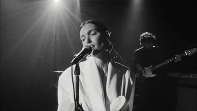 The way we touch, encore un single réussi pour Charlotte Cardin