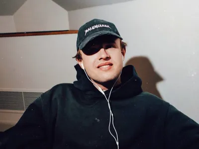 Marten Lou réinvente  le titre “Miss That” de Naomi Sharon