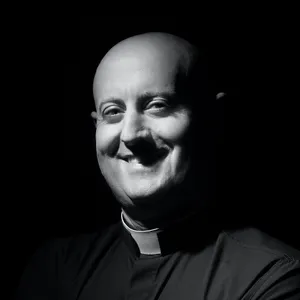 Le prêtre-DJ Padre Guilherme invité d'Antoine Baduel