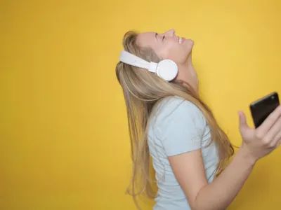 Ecouter un album en entier ? Une étude montre que ce n’est plus du...