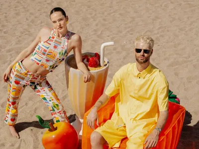 SOFI TUKKER célèbre Barcelone avec son nouveau single "Barthelona"