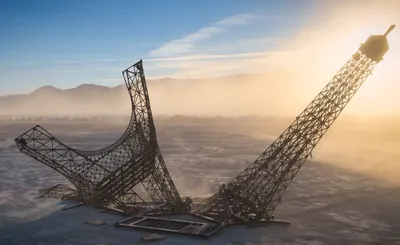 La Tour Eiffel s’écrase dans le désert du Burning Man