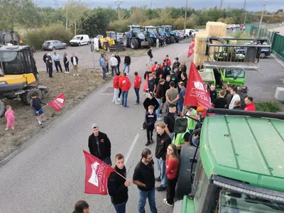 « La colère monte » : agriculteurs et syndicats bloquent le dépôt...
