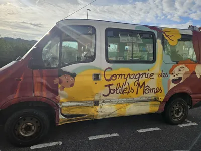 Percuté en pleine nuit : le camion colorés de la Compagnie des...