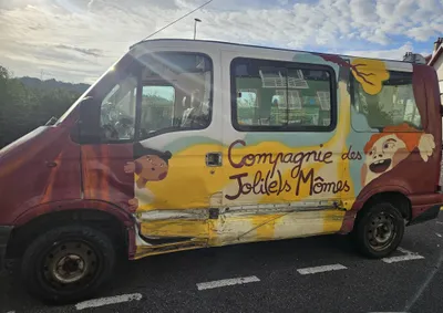 Percuté en pleine nuit : le camion colorés de la Compagnie des...