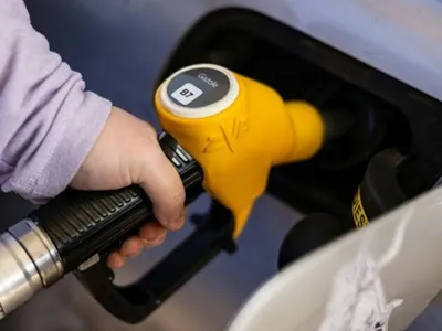 Stocks stratégiques de pétrole : l’État libère 10 millions de...