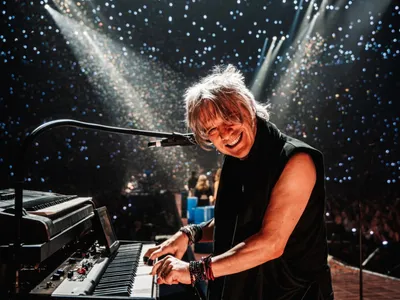 Film, album live et nouveaux concerts pour Indochine