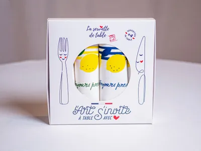 UN COFFRET DE 4 SERVIETTES DE TABLE POUR LA FETE DES MERES !!