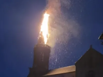 Aveyron : la foudre embrase le clocher de Saint-Salvadou
