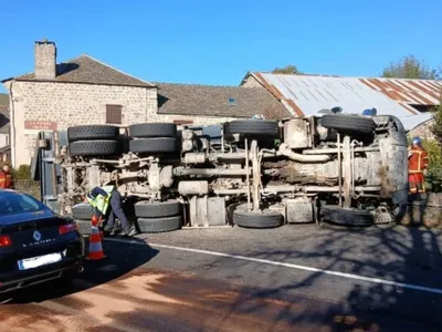 Lozère : un camion d'enrobé se renverse sur la RN88