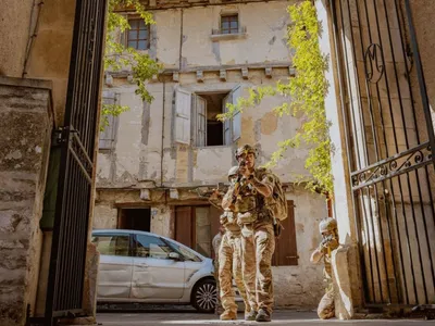 Patrouilles, tirs à blanc, drones : le 17e RGP en ville