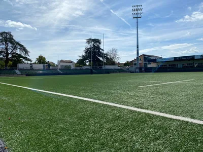 Brossage, liège, désherbage : l'entretien d'un terrain synthétique