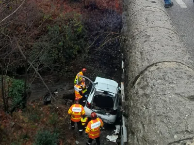 Une conductrice fait une chute de 8 mètres en contrebas de la route