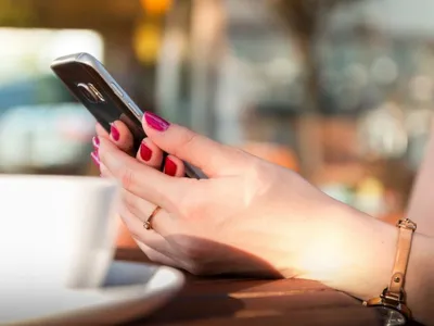 Il confisque son téléphone et lui donne un coup de tête : un homme...