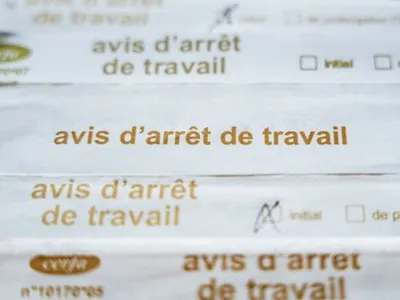 Arrêts maladie : le gouvernement dégaine un “bouton d’alerte” pour...