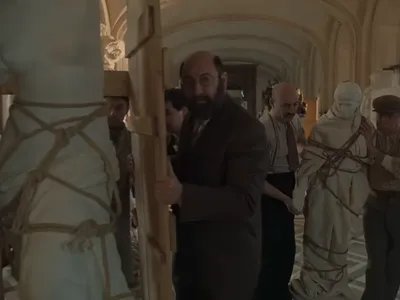 Cinéma : Kad Merad en gardien de nuit du Louvre, engagé pour...