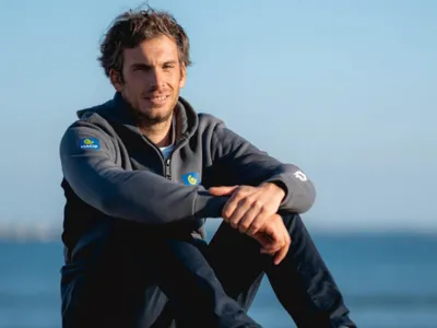 Concarneau : un hommage émouvant et spectaculaire à Charlie Dalin 