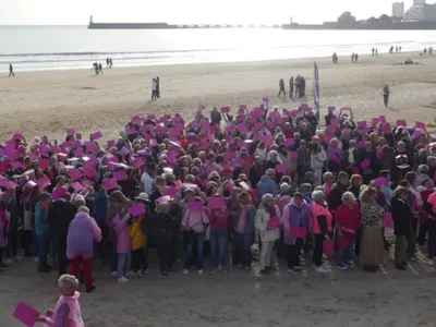 Les Sables-d'Olonne : un coeur rose géant sur la plage pour Octobre...