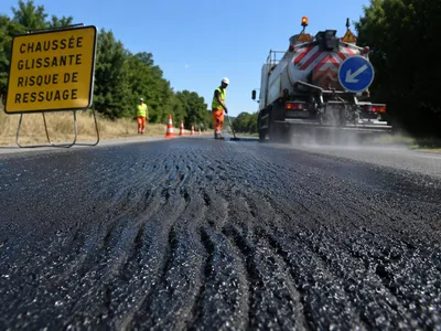 Canicule : le bitume fond sur les routes de l'Ouest, des...