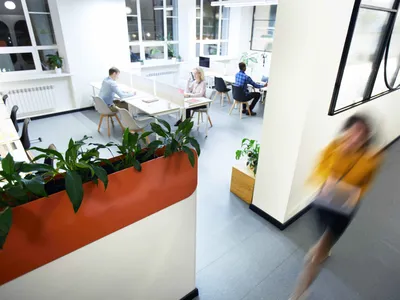 Le moral au travail remonte… mais certains salariés restent à bout