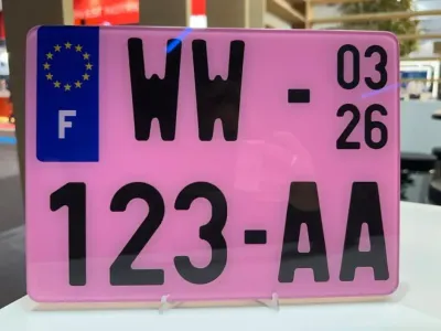 Pourquoi voit-on de plus en plus de plaques d'immatriculation roses...