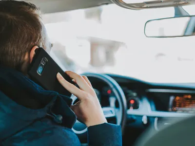 Un jeune sur deux utilise son téléphone au volant