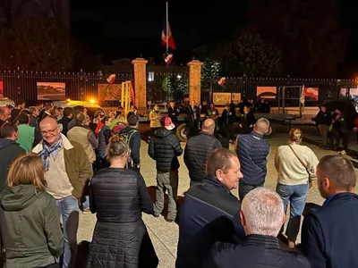 Le préfet de la Sarthe prend le micro devant les agriculteurs