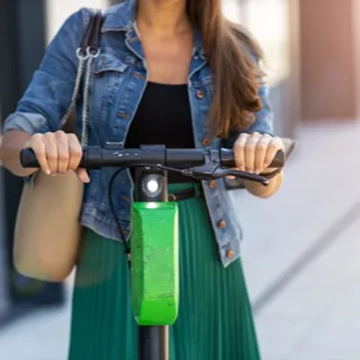 Le casque pour les utilisateurs de trottinettes électriques sera...