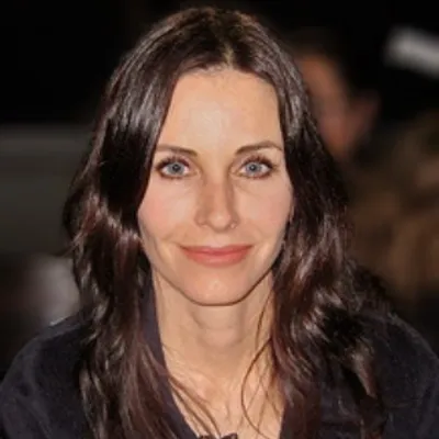 Courteney Cox voudrait bien repasser derrière la caméra