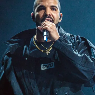 Drake a trouvé le moyen d'être tranquille ... très tranquille  ! 