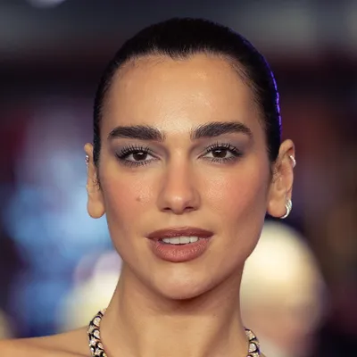 Dua Lipa organise une soirée lecture à Paris 