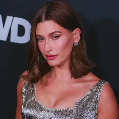 La marque d’Hailey Bieber arrive en France