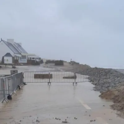 Une route détruite par les inondations en Bretagne