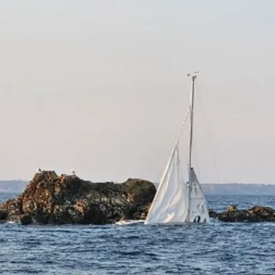 Finistère : échouage d’un voilier, le plaisancier attend les...
