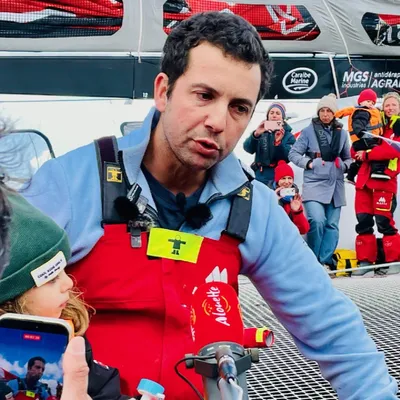 Voile : le skipper Guirec Soudée pulvérise le record du tour du...