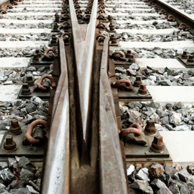 Vienne : un poids lourd transportant une pelleteuse percute un pont...