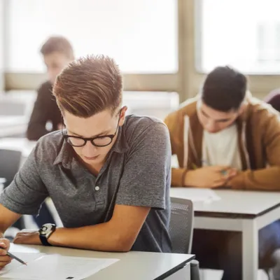 Les premières épreuves du Bac 2026 commencent : vers une correction...