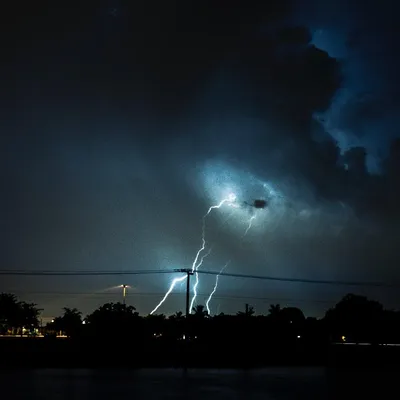 Orages : deux personnes décédées, des milliers de coupures de courant