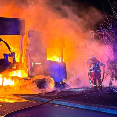 Limoges : un poids-lourd et une camionnette prennent feu après une...