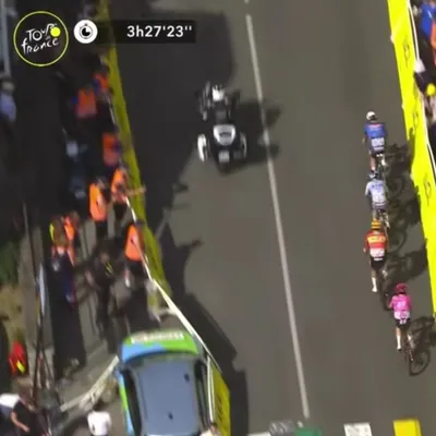 Tour de France : une voiture percute des barrières à l'arrivée à...