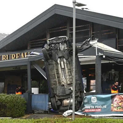 Une voiture termine sa course sur la terrasse d’un restaurant de...