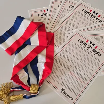 Haute-Vienne : les maires mettent les drapeaux en berne pour...